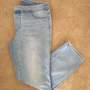 NWT!Perfect Stretch Pull-On Light Wash Ankle Jeans